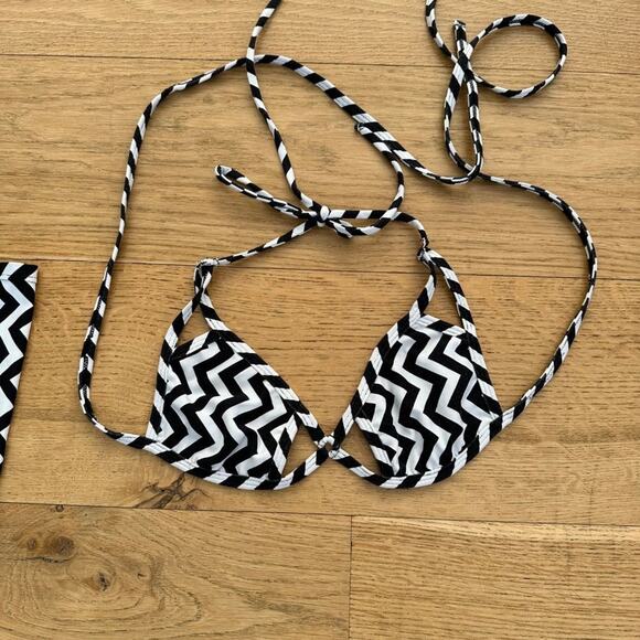 Aguaviva Swim Chevron Stripe Bikini with Matching Arm Sleeves - Picture 3 of 9